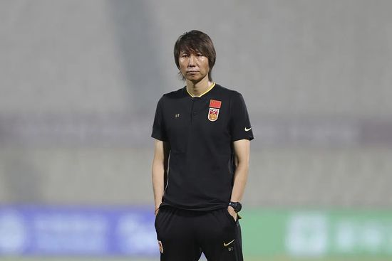 一旁的安崇丘此时也客气的对费可欣点头说道：费小姐你好。